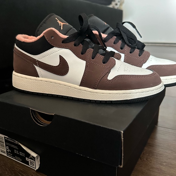 Air Jordan 1 Low SE GS’ Light Choclate - Picture 4 of 5